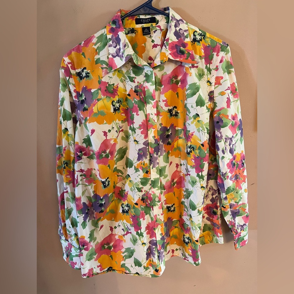 Chaps women’s long sleeve button up top in beautiful fall colors.🌻🍃